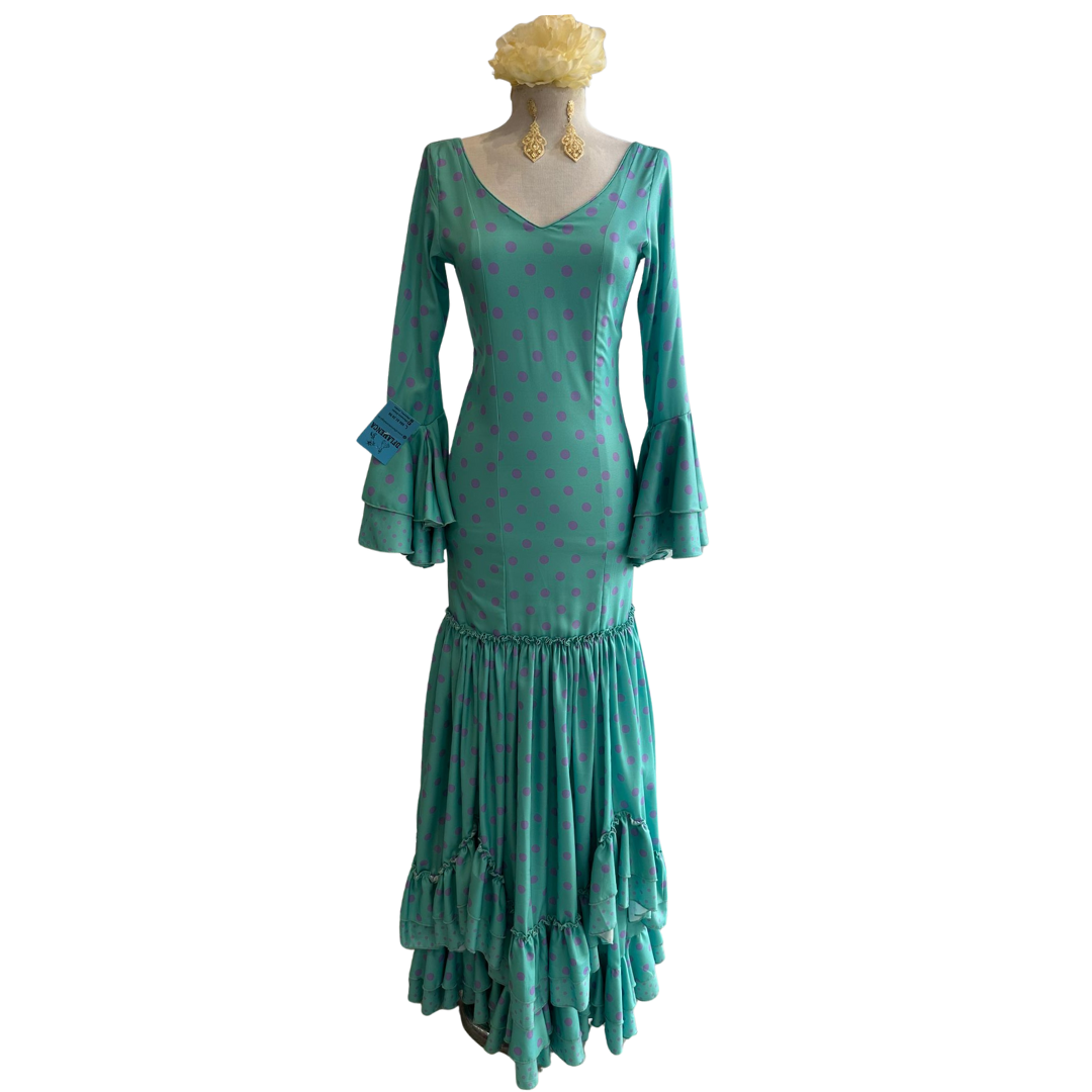 Vestido de flamenca verde agua y morado, diseño moderno con mucho vuelo y confección artesanal.