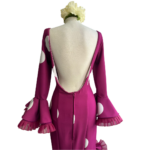 Vestido de flamenca buganvilla con lunares blancos, corte entallado y espalda al aire, ideal para ferias y romerías