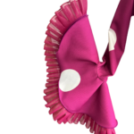 Vestido de flamenca buganvilla con lunares blancos, corte entallado y espalda al aire, ideal para ferias y romerías